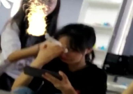 小姐姐逗队友,小姐姐与队友的欢乐互动瞬间